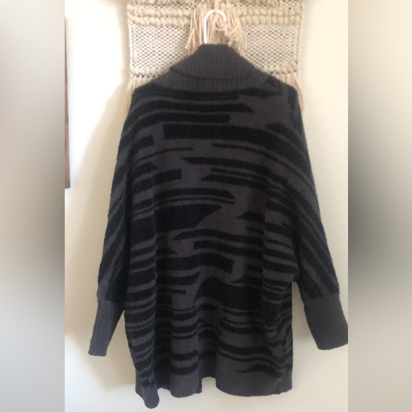 Barefoot Dreams Cozy Chic Geometric Print Plush Cardigan Carbon Black/Green - Picture 2 of 7